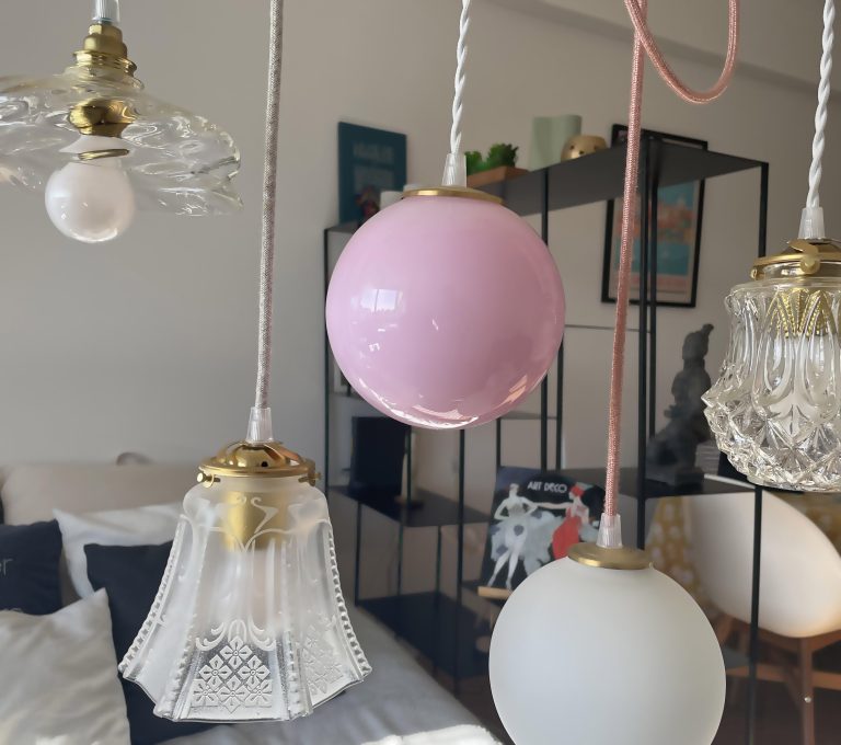 Mixed pendant lights in modern room.