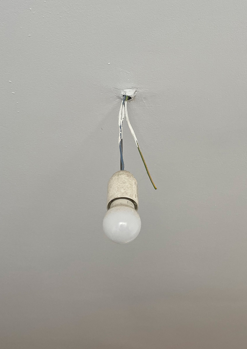 Image avec une douille et d'une ampoule lors de travaux de rénovation