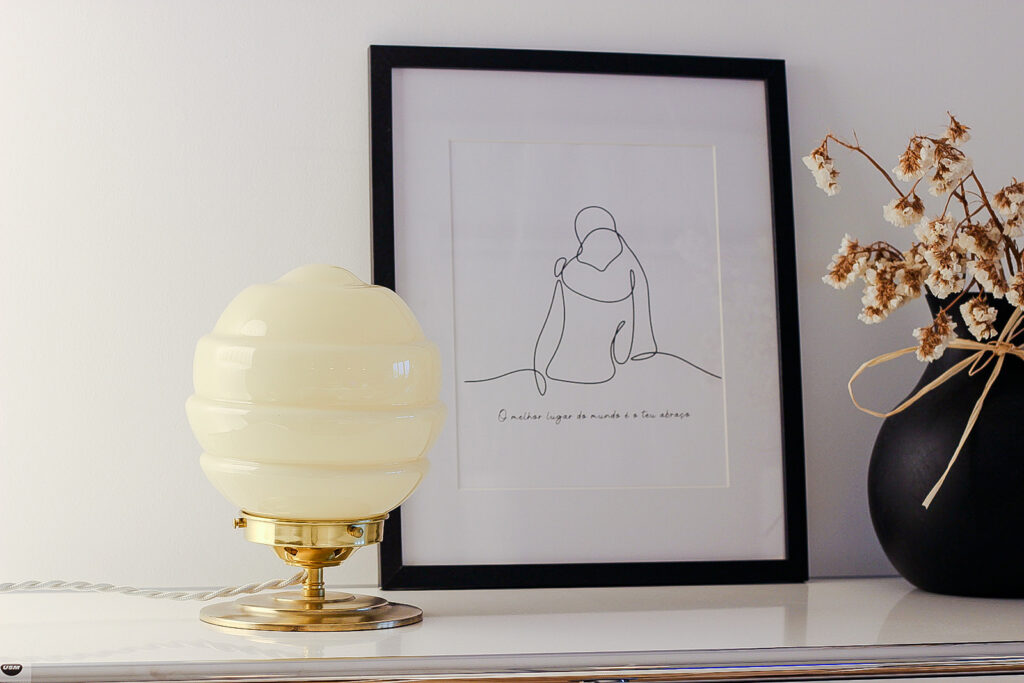Candeeiro e quadro com desenho minimalista.