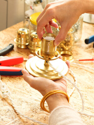 Assemblage d'une lampe à poser Vintage.
