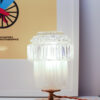 Lampe de table vintage allumée, design moderne.