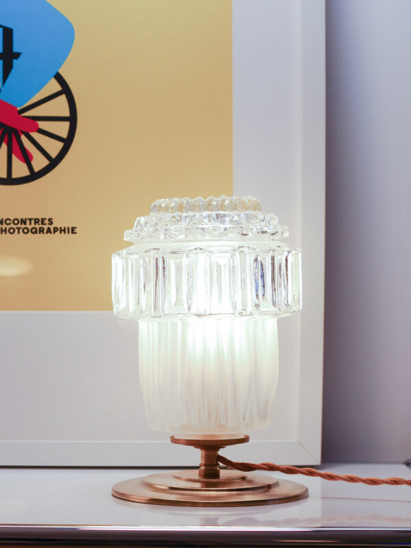 Lampe de table vintage allumée, design moderne.