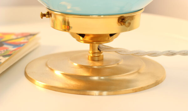 Lampe dorée vintage sur fond blanc.