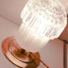 Lampe de table vintage allumée, design moderne.