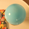 Bol bleu sur table avec nappe colorée.