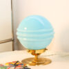 Lampe vintage bleue sur table de nuit.