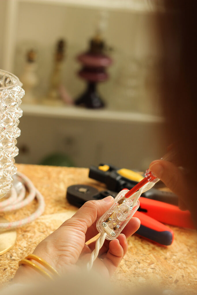 Bricolage d'une prise électrique sur fond de bases en laiton ou verre.