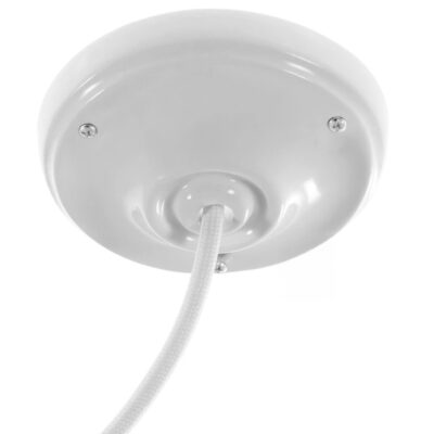 Une rosace en porcelaine fixée au plafond.