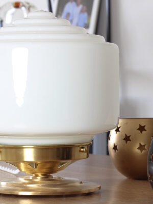 Lampe à poser vintage blanche opaline dorée design intérieur moderne.