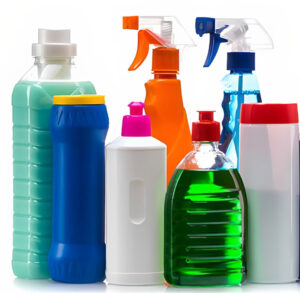 Plusieurs bouteilles de produits de nettoyage colorées pour luminaires.