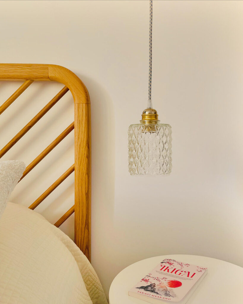 Baladeuse et livre sur table de chevet.