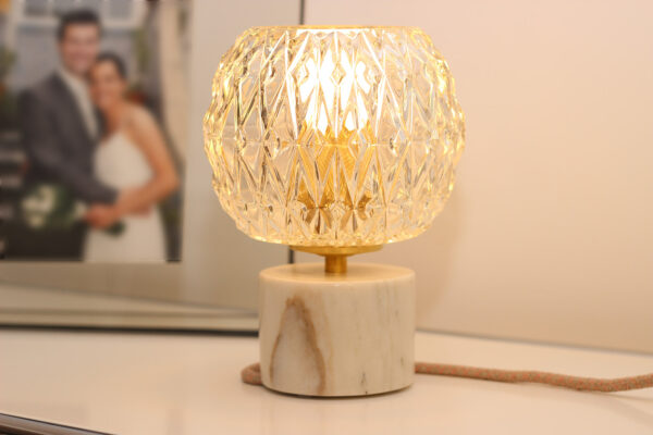 Lampe à poser Vintage composée d'un globe en verre ciselé et d'une base en marbre blanc et veines beiges.