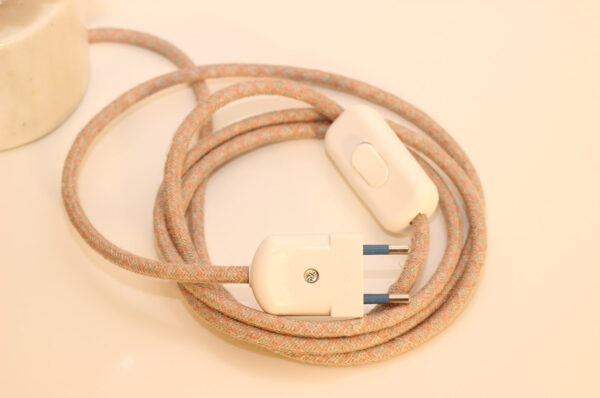 Câble électrique tissé avec une fiche et un interrupteur blanc.