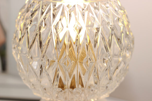Abat-jour en verre taillé avec lumière.
