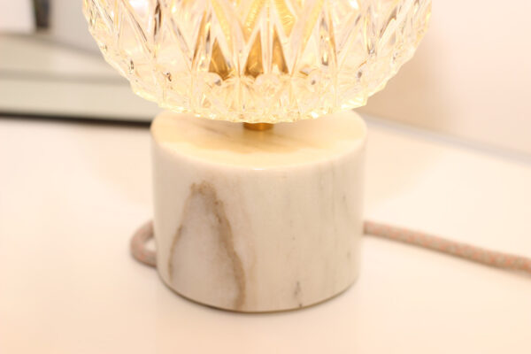 Lampe à poser Vintage composée d'un globe en verre ciselé et d'une base en marbre blanc et veines beiges.