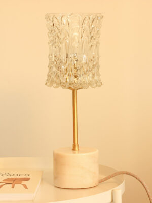 Vintage table lamp composed of a chiseled glass globe and a white marble base with beige veins.