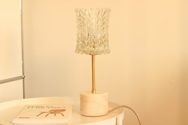Vintage table lamp composed of a chiseled glass globe and a white marble base with beige veins.