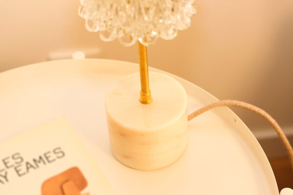 Vintage table lamp composed of a chiseled glass globe and a white marble base with beige veins.