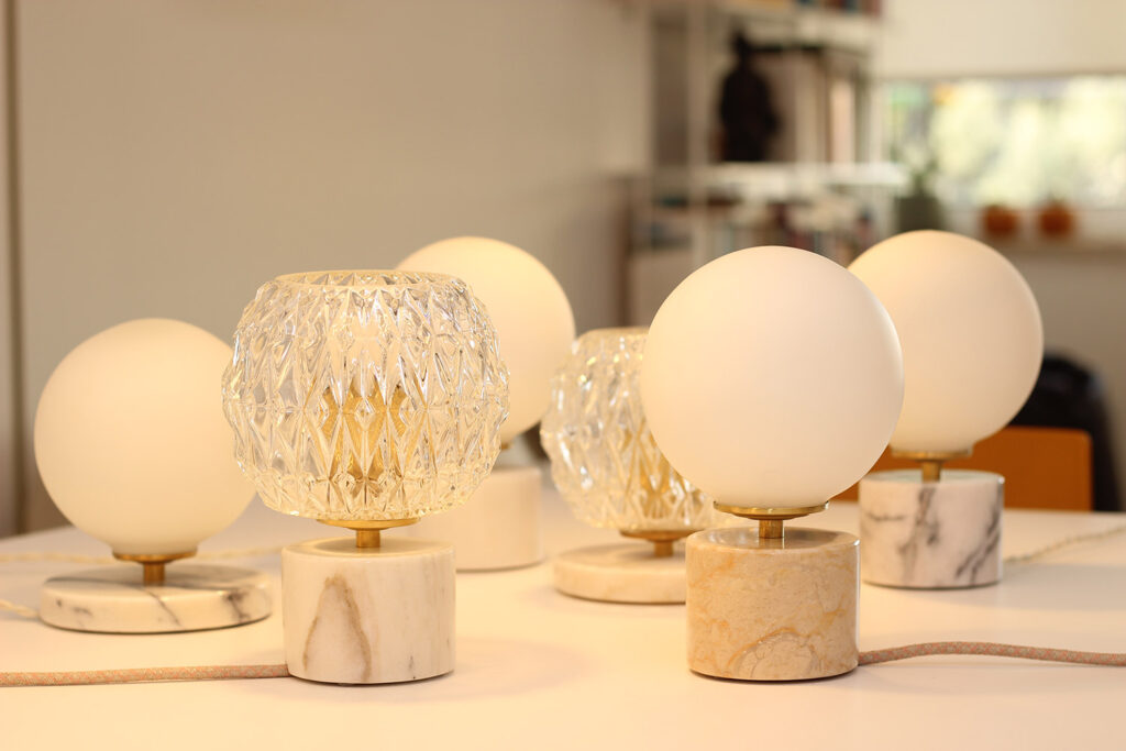 Lampes vintage Alfama Chic avec socle en marbre et abat-jour en opaline ou verre ciselé, créant une lumière douce et élégante.