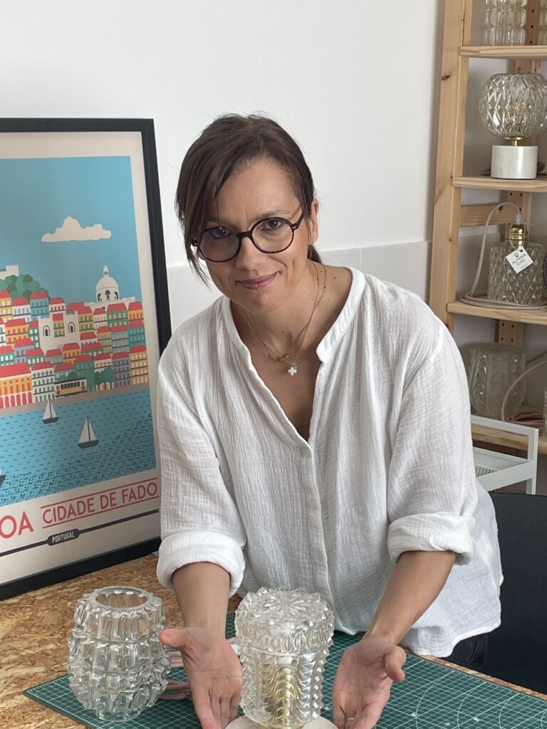 Catarina, cofondatrice d'ALFAMA CHIC, dans l'atelier à Lisbonne entourée de créations lumineuses au style vintage