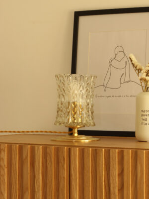 Lampe à poser Paula allumée par Alfama Chic — vue rapprochée du verre moulé texturé illuminé sur base en laiton doré