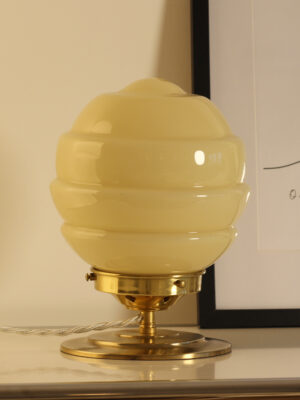 Candeeiro de mesa vintage Zoé da Alfama Chic — globo em opalina creme Art Déco com formas escalonadas sobre base em latão dourado polido