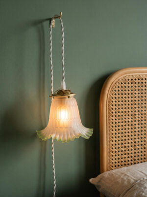 Baladeuse vintage Apolline avec globe tulipe en verre moulé et câble torsadé, suspendue dans une chambre — Alfama Chic