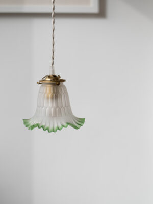Suspension vintage Apolline avec globe tulipe en verre moulé blanc et liseré vert, monture laiton brossé et câble torsadé, fond neutre — Alfama Chic