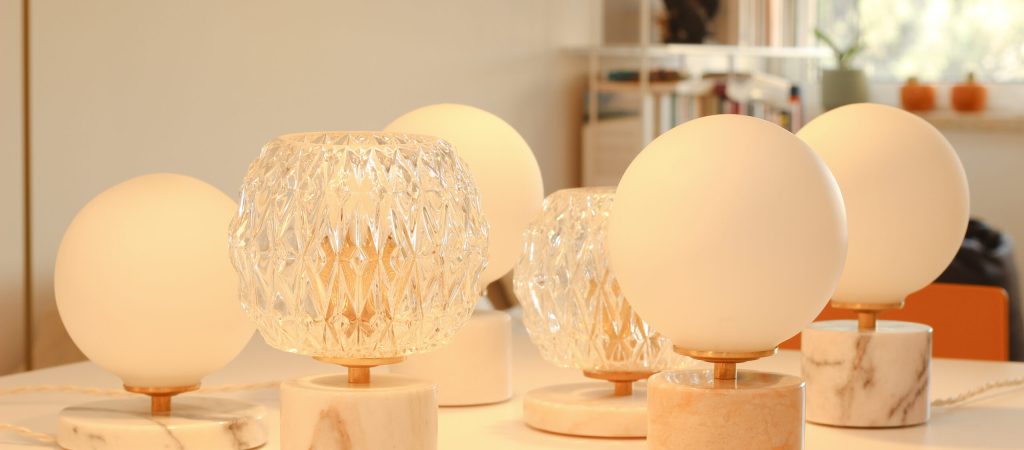 Lampes à poser design en marbre et globe en verre.